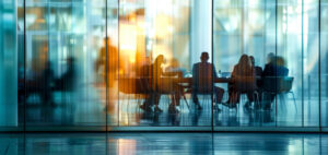 Führungskräfte diskutieren strategische Entscheidungen in einem modernen Konferenzraum