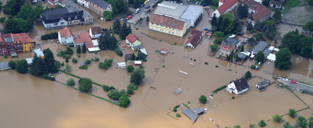 Hochwasserrisiken als Einflussfaktor für Immobilienwerte und Versicherbarkeit